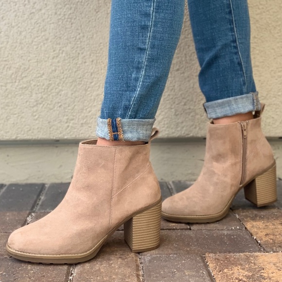 NIB Tan Rugged Sole Chunky Heel Ankle Booties - Picture 4 of 8